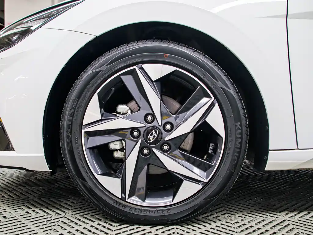 Hyundai Elantra — фото 17