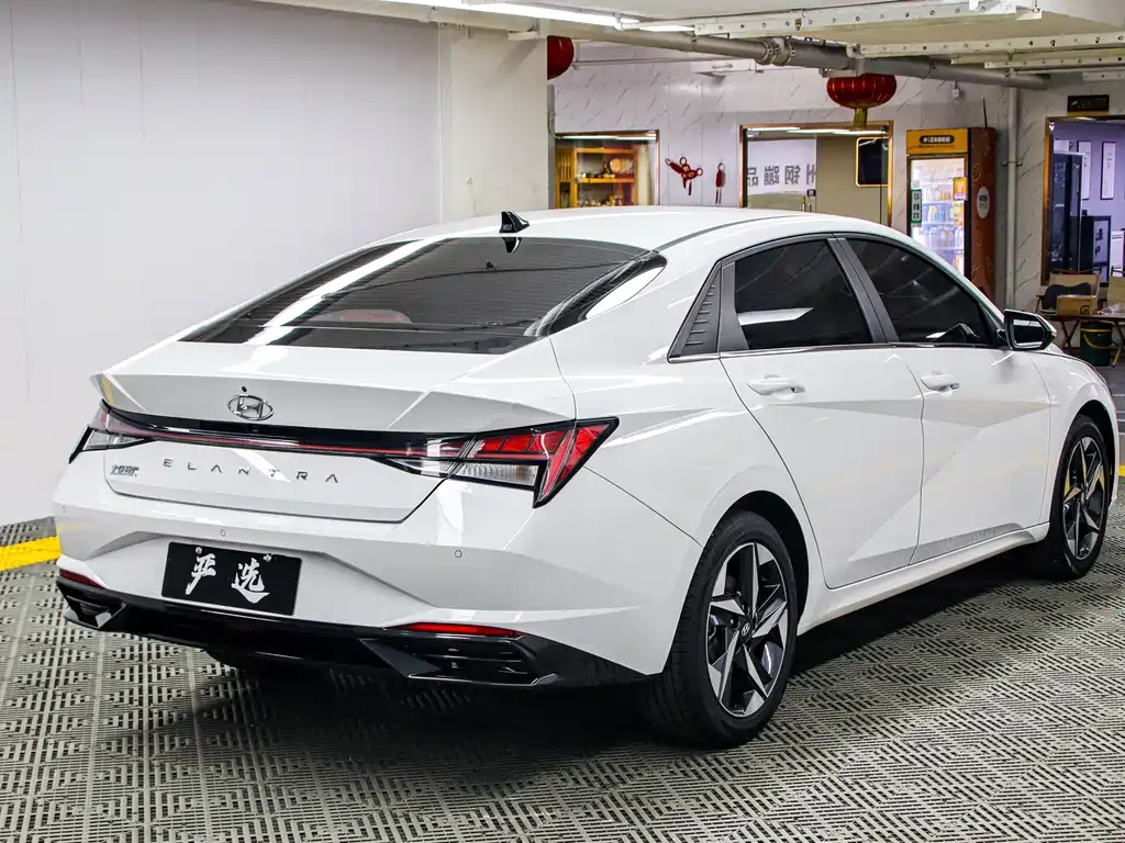 Hyundai Elantra — фото 21