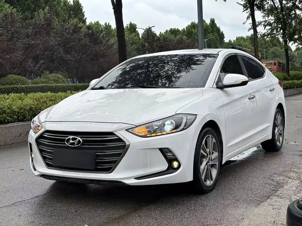 Hyundai Elantra — фото 2