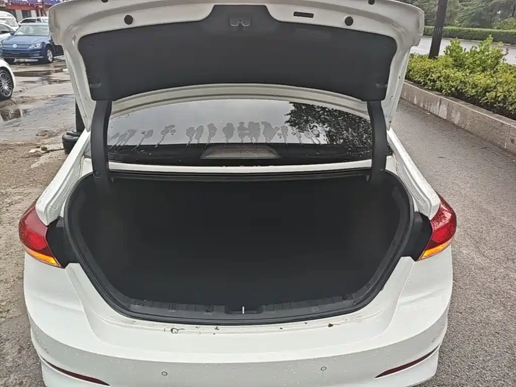 Hyundai Elantra — фото 15