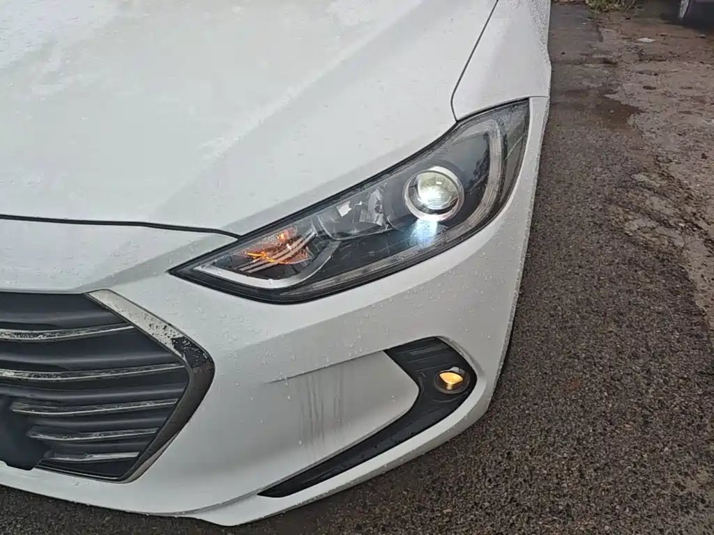 Hyundai Elantra — фото 18