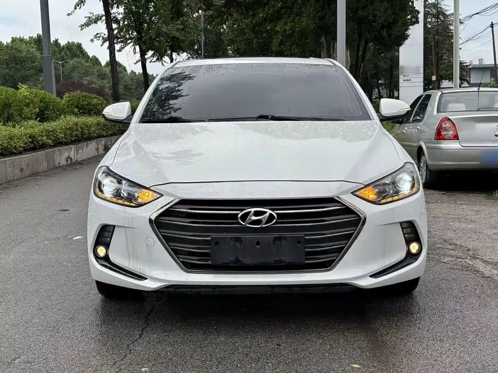 Hyundai Elantra — фото 3
