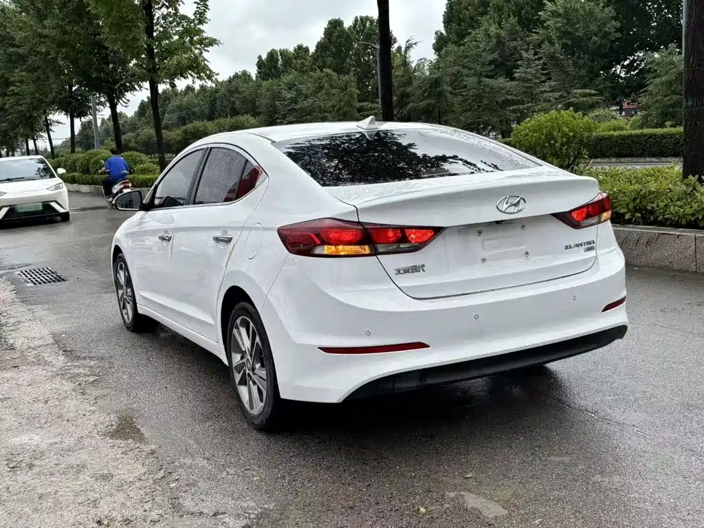 Hyundai Elantra — фото 23
