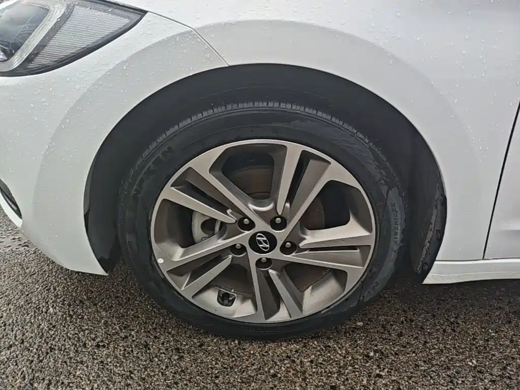 Hyundai Elantra — фото 25