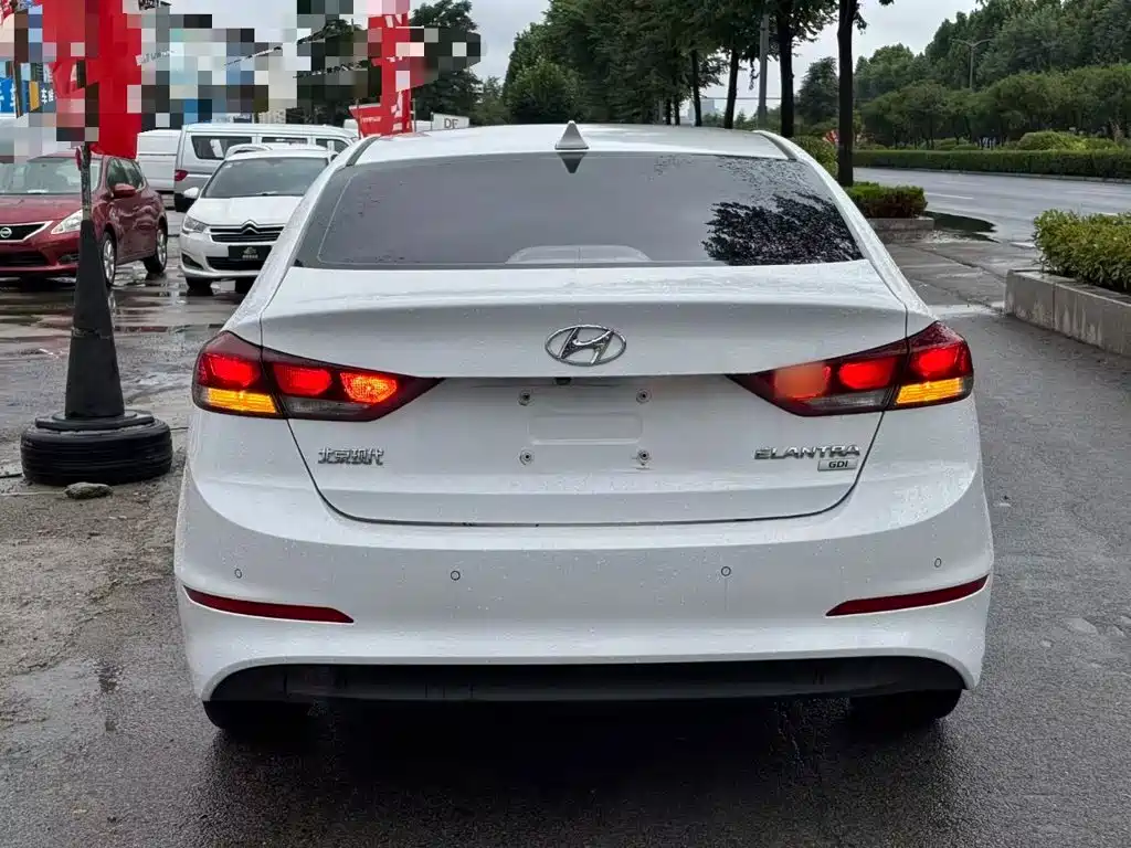 Hyundai Elantra — фото 4