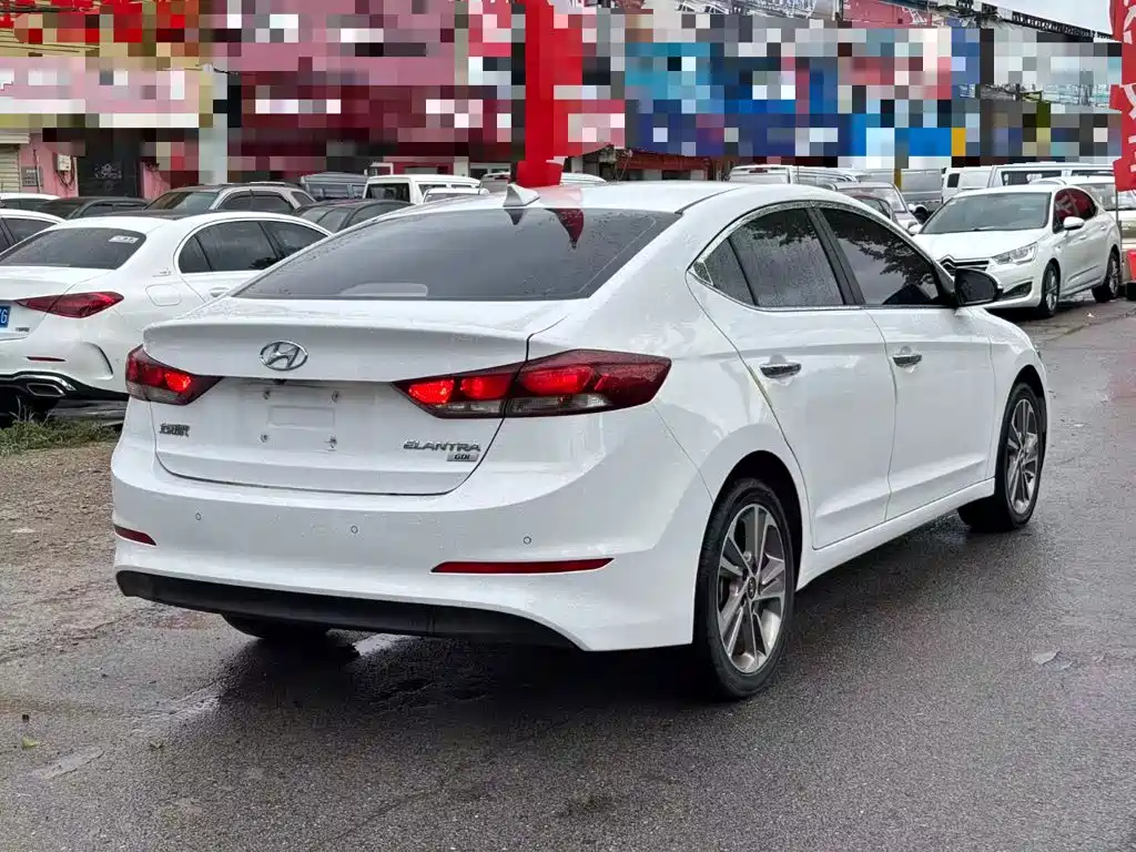 Hyundai Elantra — фото 5