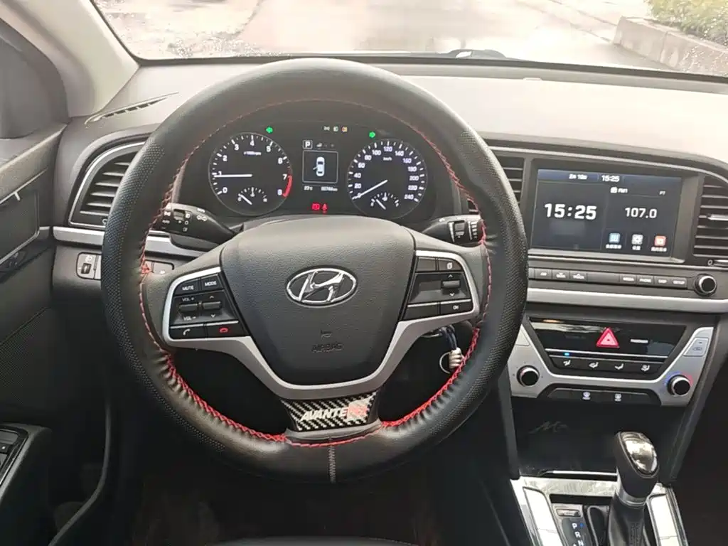 Hyundai Elantra — фото 7