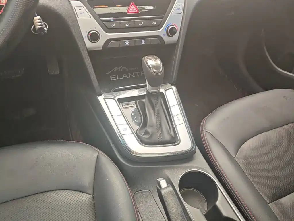 Hyundai Elantra — фото 10