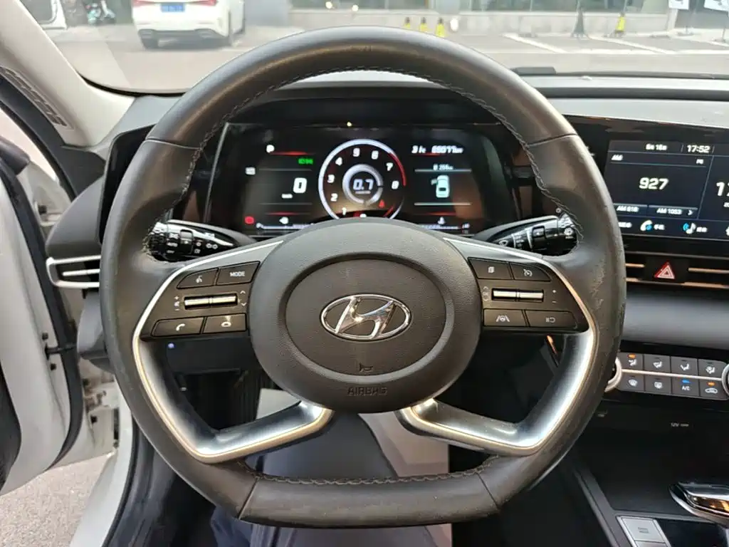 Hyundai Elantra — фото 11