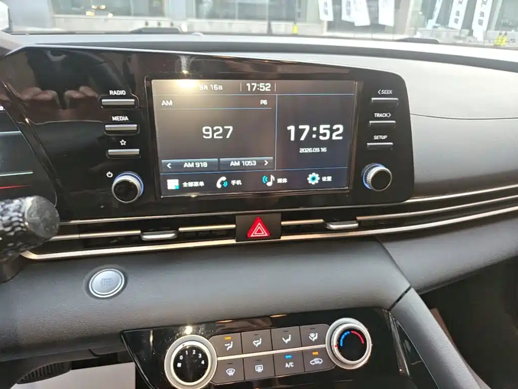 Hyundai Elantra — фото 13