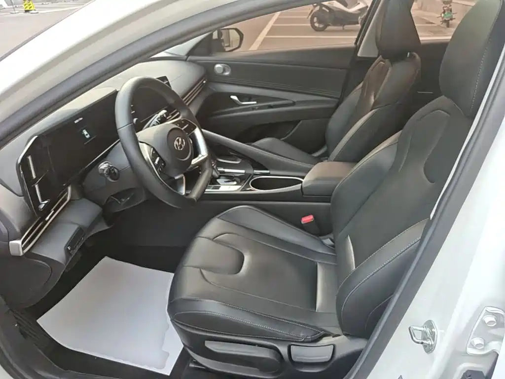 Hyundai Elantra — фото 15