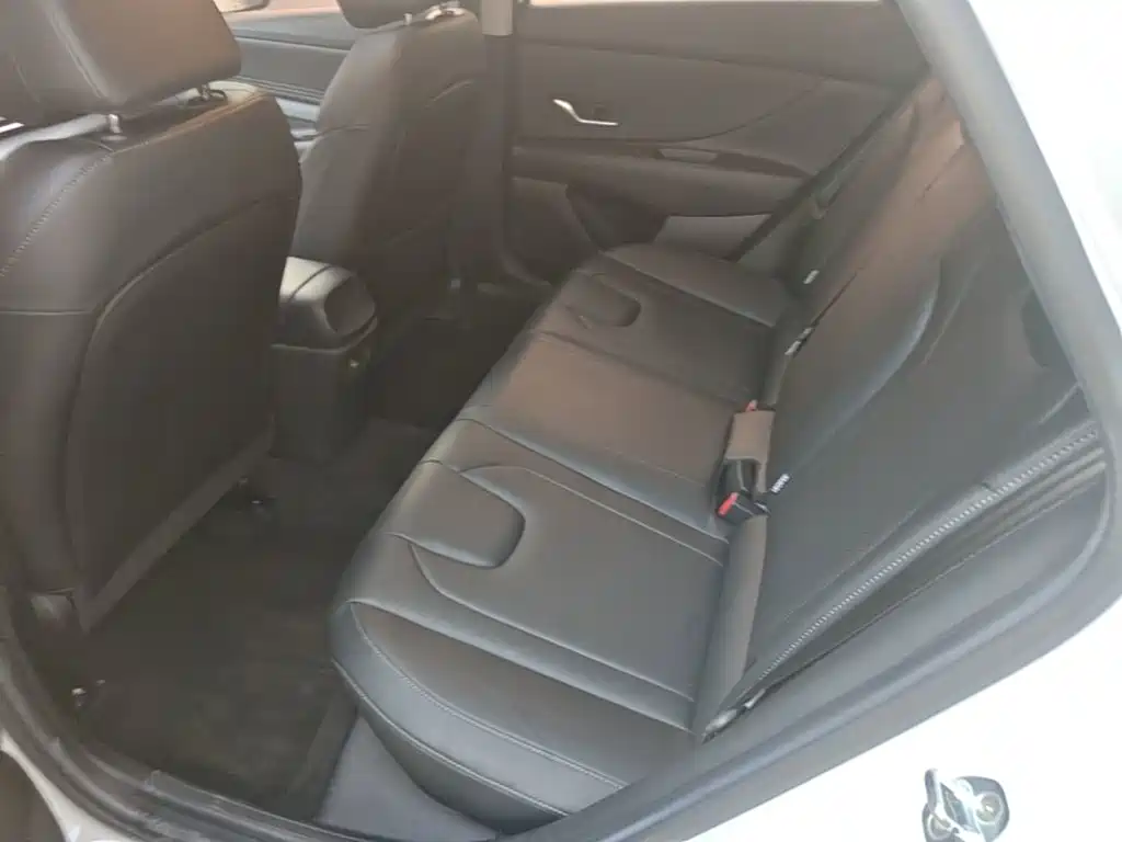Hyundai Elantra — фото 17