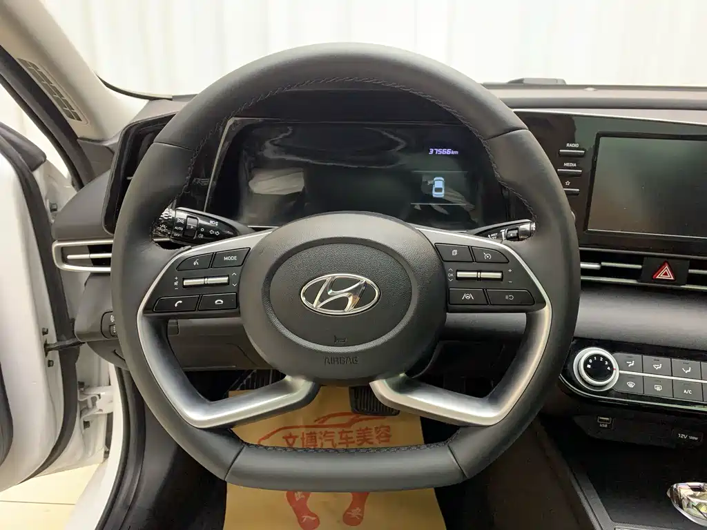 Hyundai Elantra — фото 11