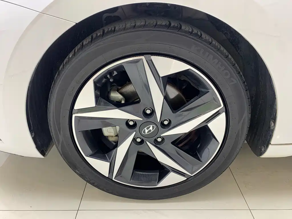 Hyundai Elantra — фото 13