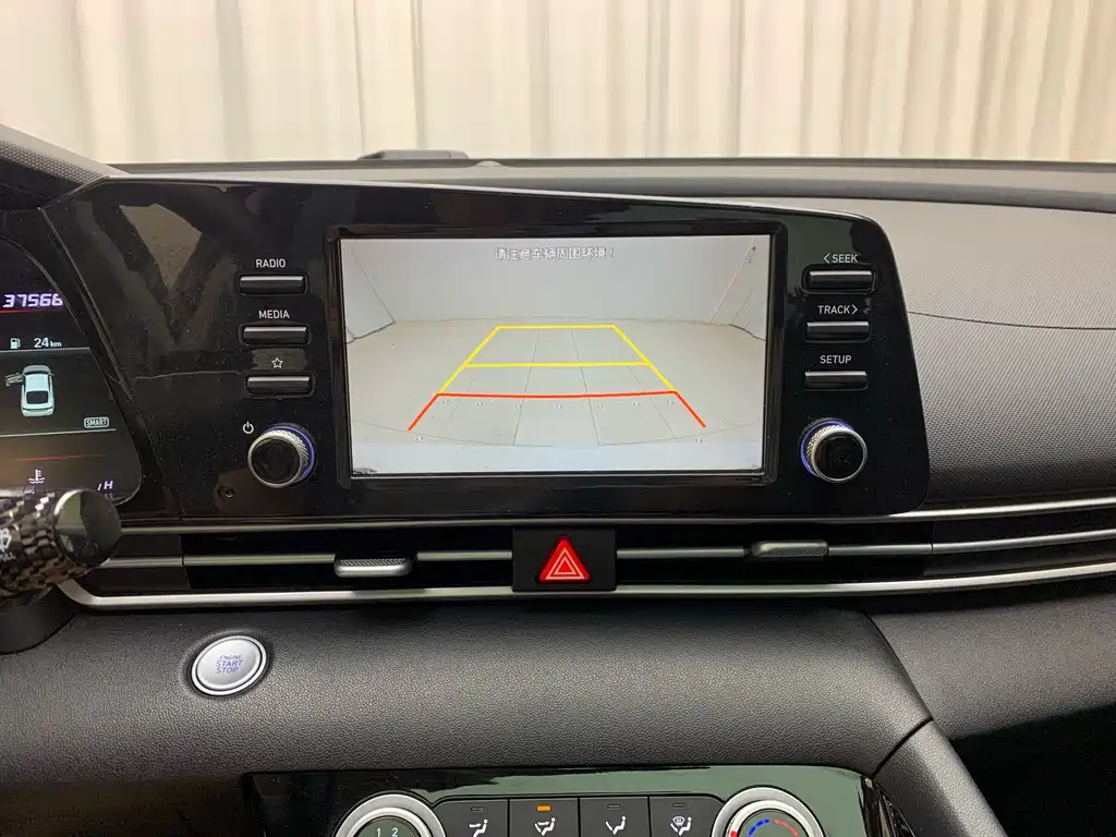 Hyundai Elantra — фото 14