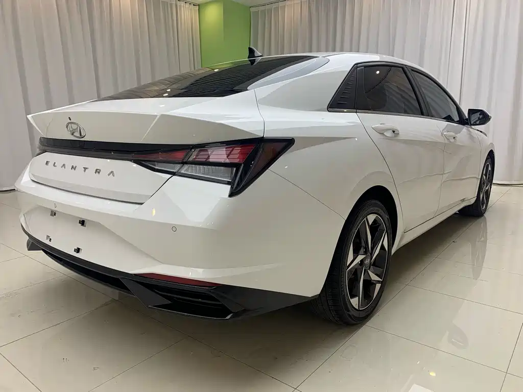 Hyundai Elantra — фото 4