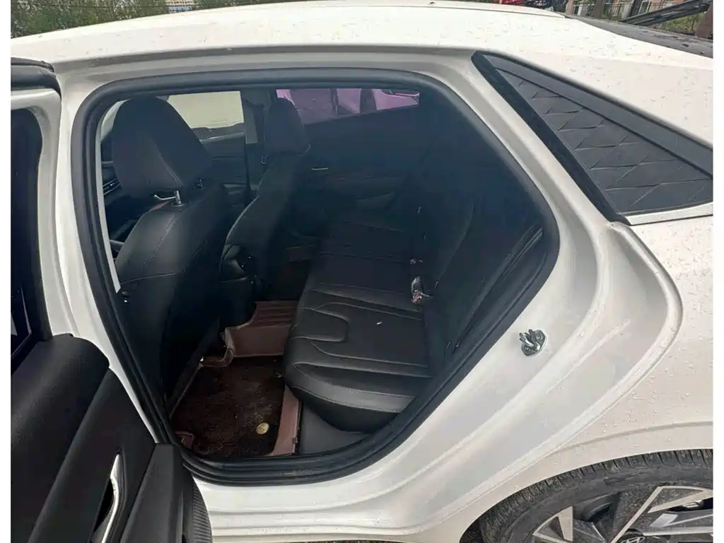 Hyundai Elantra — фото 14