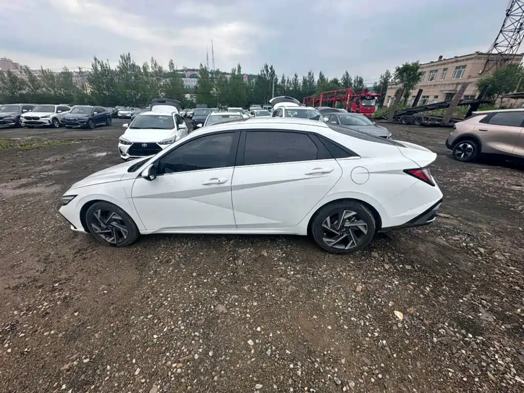 Hyundai Elantra — фото 4