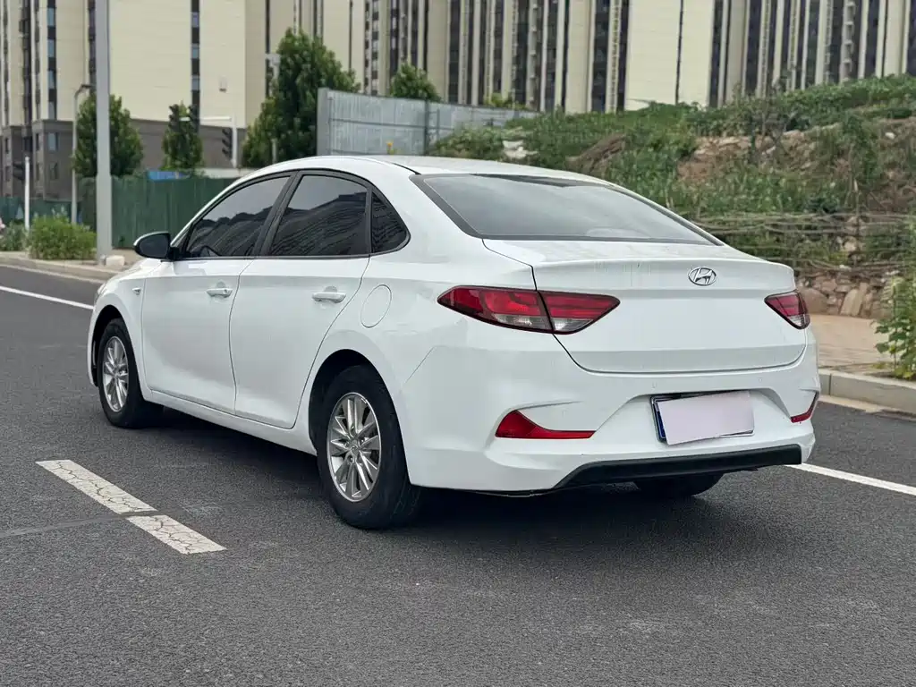 Hyundai Elantra — фото 6