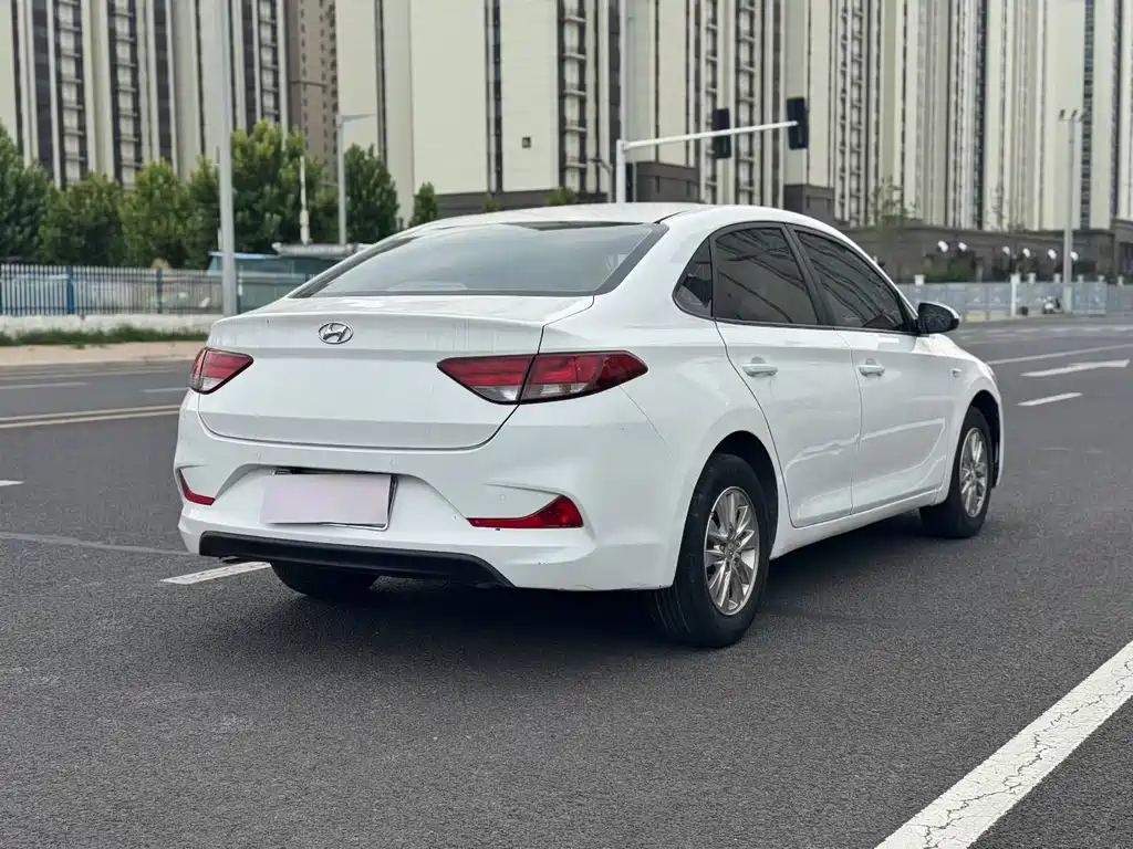 Hyundai Elantra — фото 7