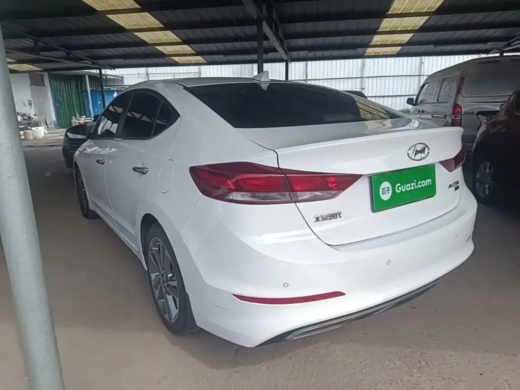 Hyundai Elantra — фото 5