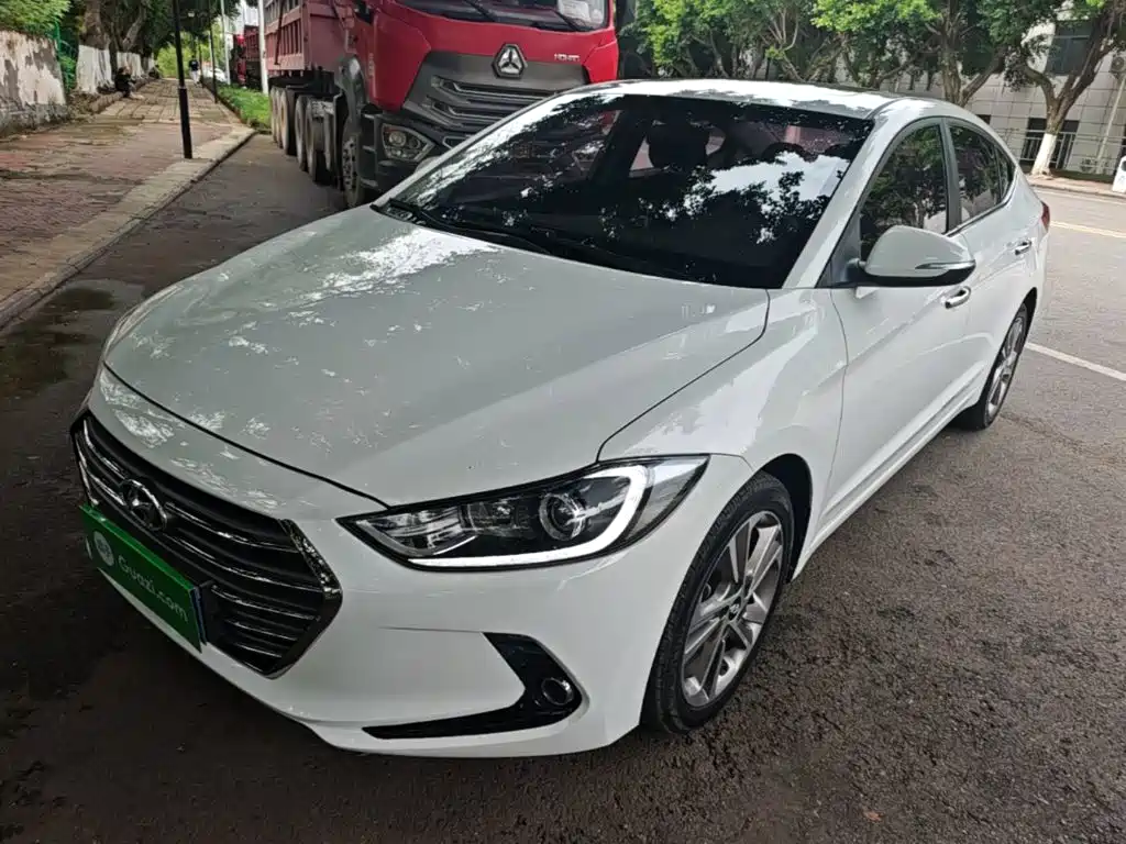 Hyundai Elantra — фото 2