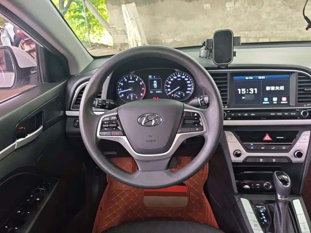 Hyundai Elantra — фото 11