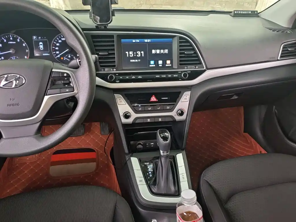 Hyundai Elantra — фото 13