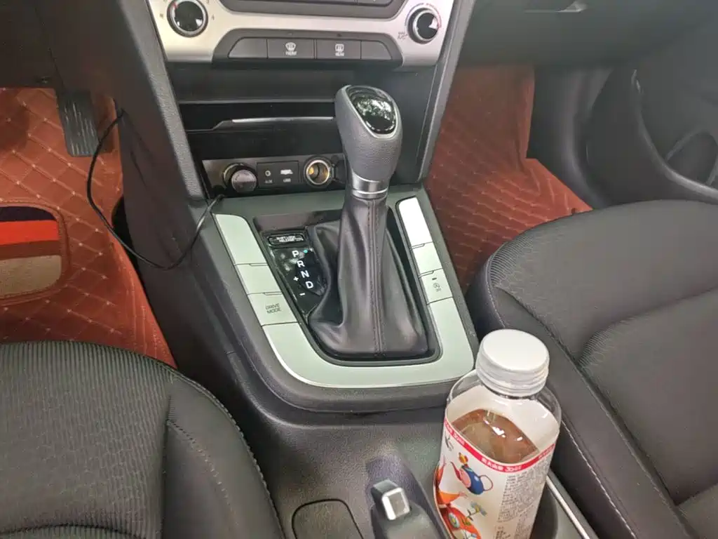 Hyundai Elantra — фото 14