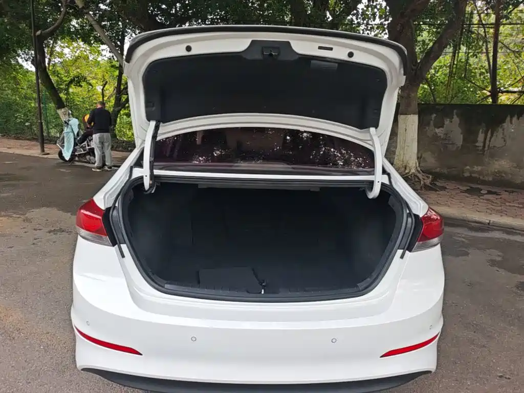 Hyundai Elantra — фото 19