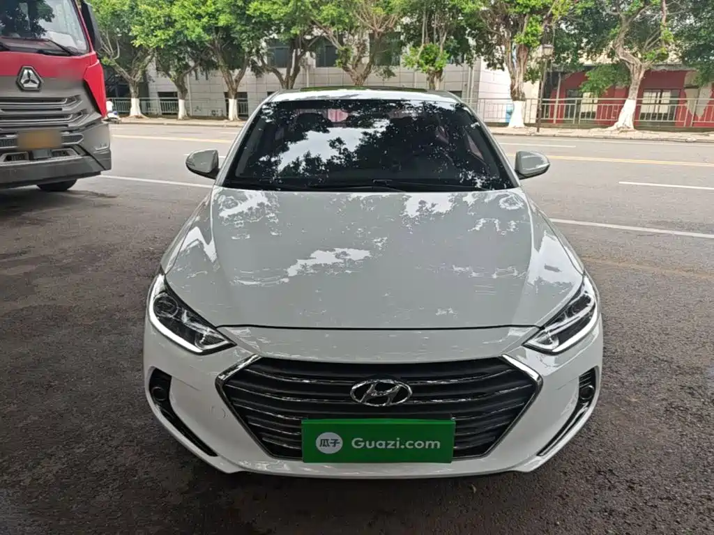 Hyundai Elantra — фото 3