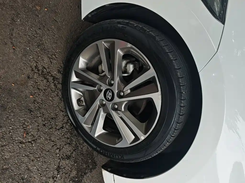 Hyundai Elantra — фото 23