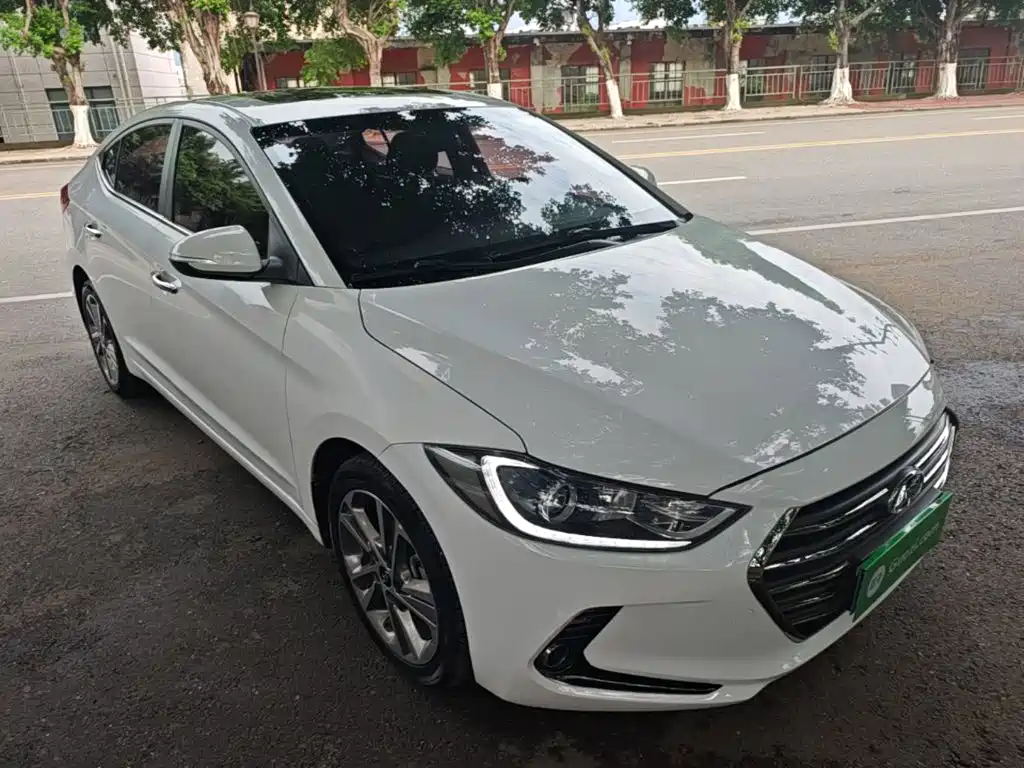 Hyundai Elantra — фото 4