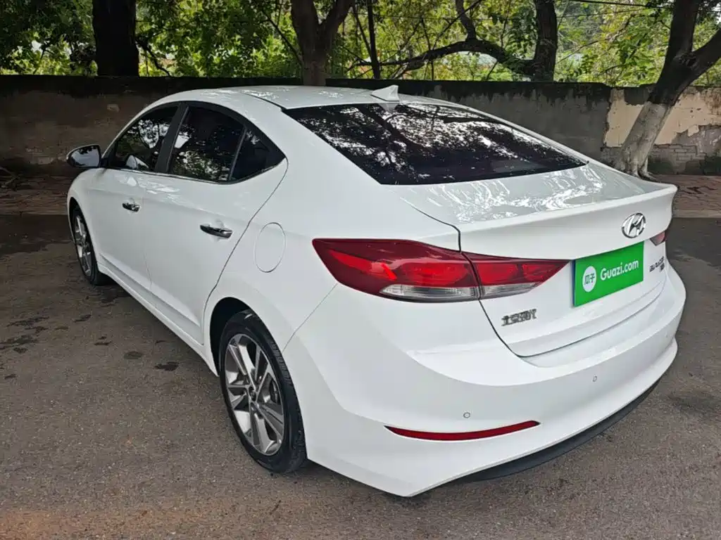Hyundai Elantra — фото 5