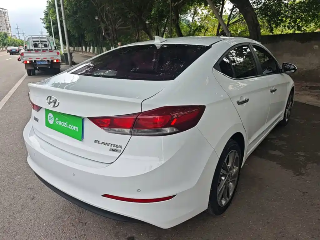 Hyundai Elantra — фото 7