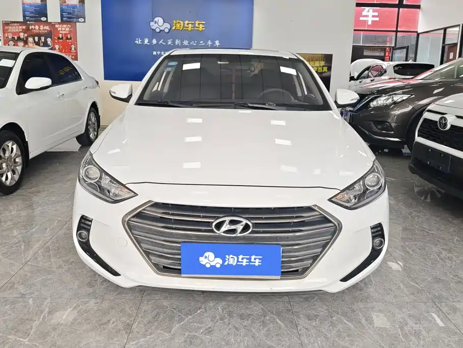 Hyundai Elantra — фото 2