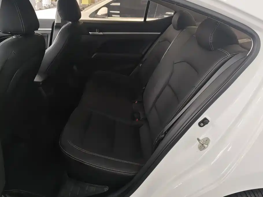 Hyundai Elantra — фото 11