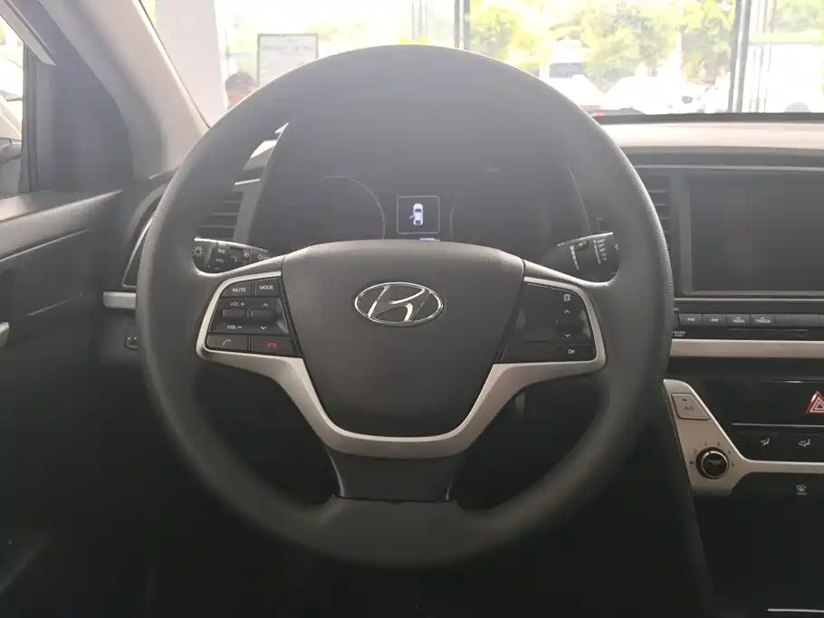 Hyundai Elantra — фото 15
