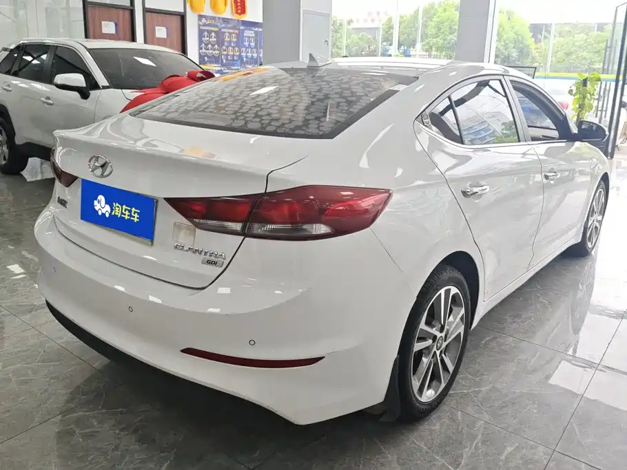 Hyundai Elantra — фото 3