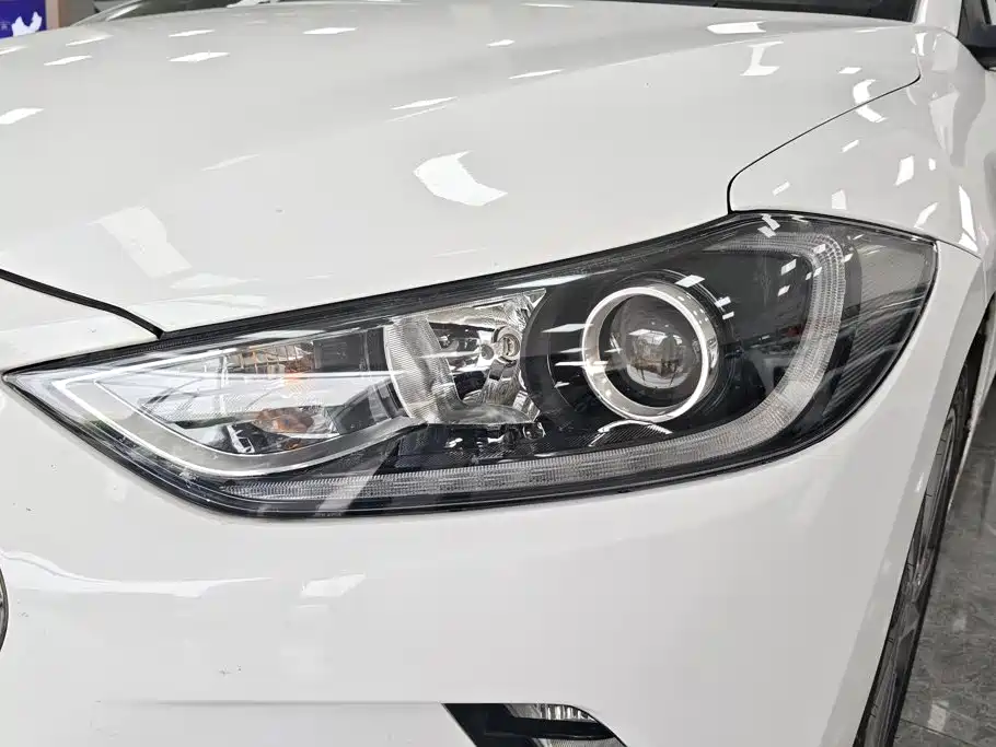 Hyundai Elantra — фото 5