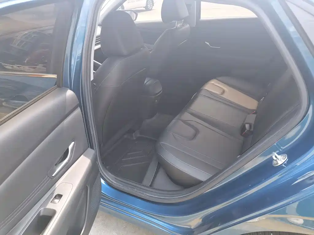 Hyundai Elantra — фото 10