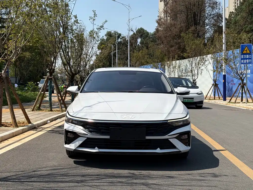 Hyundai Elantra — фото 2