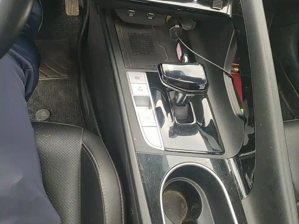 Hyundai Elantra — фото 14