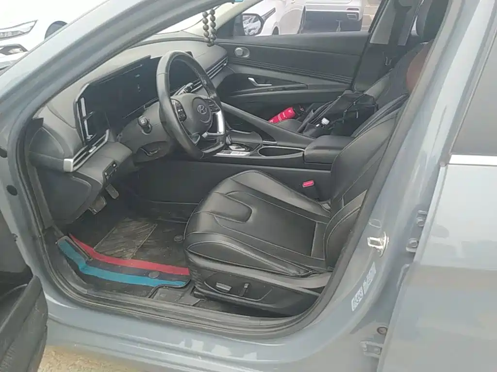 Hyundai Elantra — фото 15