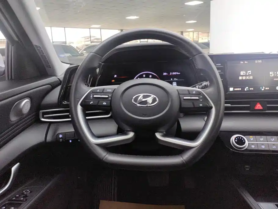 Hyundai Elantra — фото 15