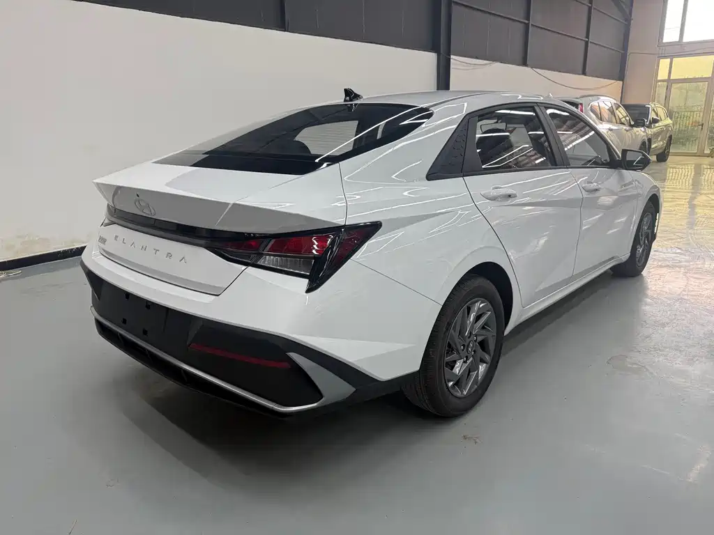Hyundai Elantra — фото 5