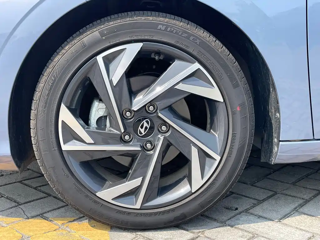 Hyundai Elantra — фото 11
