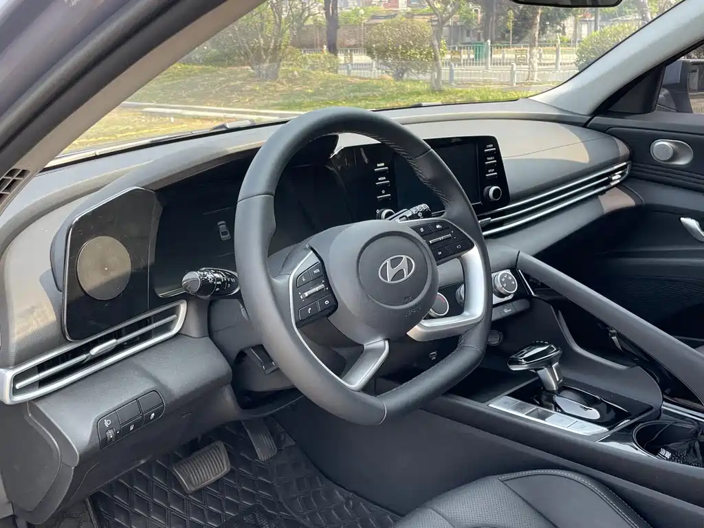 Hyundai Elantra — фото 15