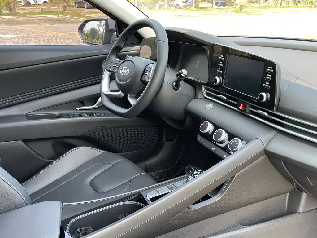 Hyundai Elantra — фото 19