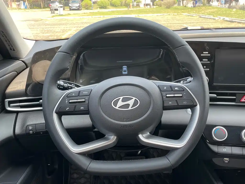 Hyundai Elantra — фото 21